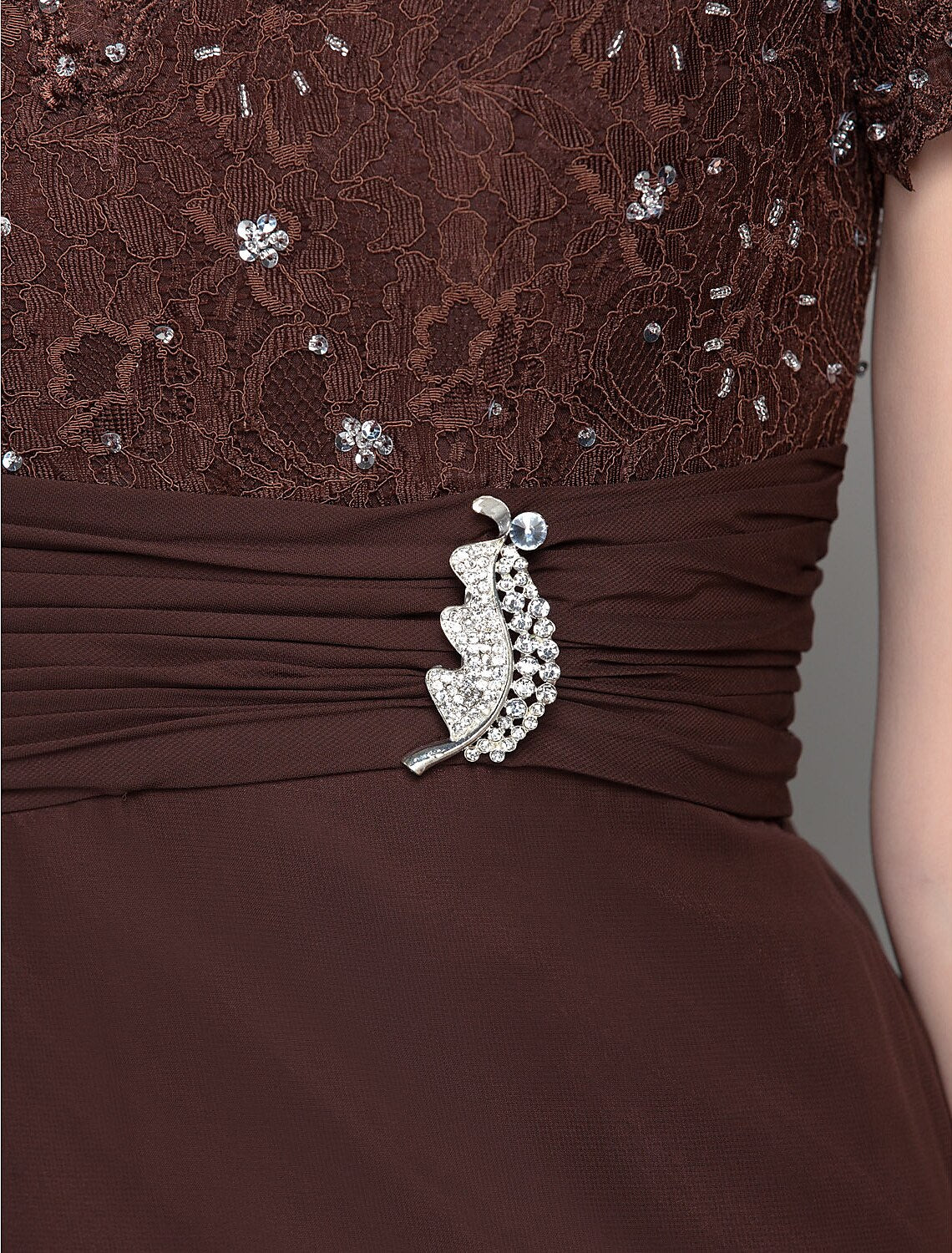 wholesale  Sheath / Column Mother of the Bride Dress Vintage Inspired Scalloped Neckline V Neck Floor Length Chiffon Lace Short Sleeve with Ruched Sequin Crystal Brooch