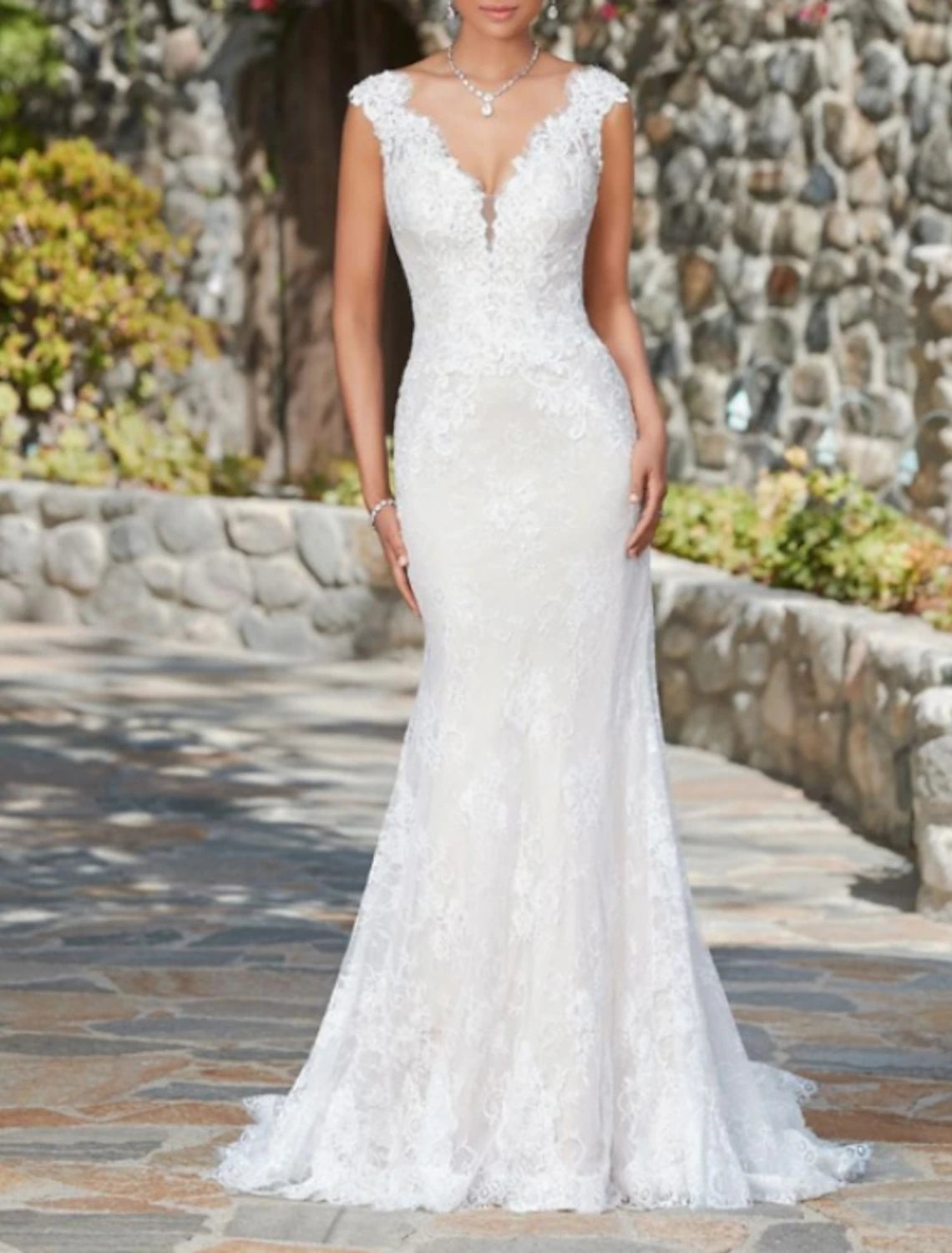 Wholesa Sexy Formal Wedding Dresses Mermaid / Trumpet V Neck Cap Sleeve Court Train Lace Bridal Gowns With Appliques