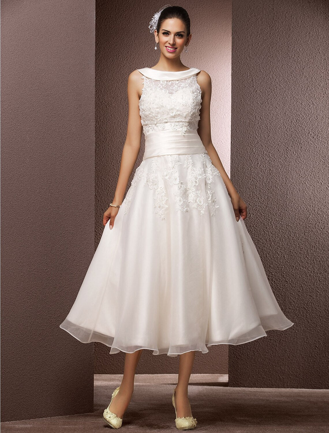 Wholesa Hall Wedding Dresses A-Line Illusion Neck Sleeveless Tea Length Lace Bridal Gowns With Pearl Beading