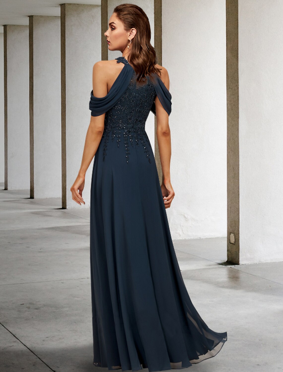 wholesale  A-Line Mother of the Bride Dress Wedding Guest Plus Size Elegant Halter Neck Floor Length Lace Tulle Sequined Sleeveless with Sequin Appliques Fall