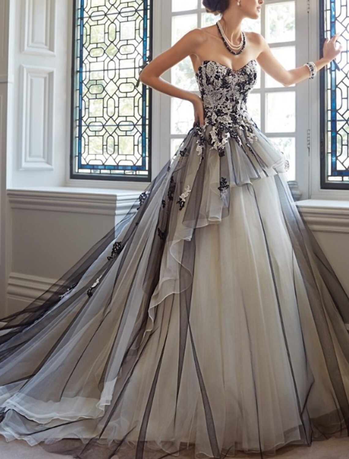 Wholesa Engagement Gothic Wedding Dresses in Color Formal Wedding Dresses Ball Gown Sweetheart Strapless Court Train Lace Bridal Gowns With Beading Appliques