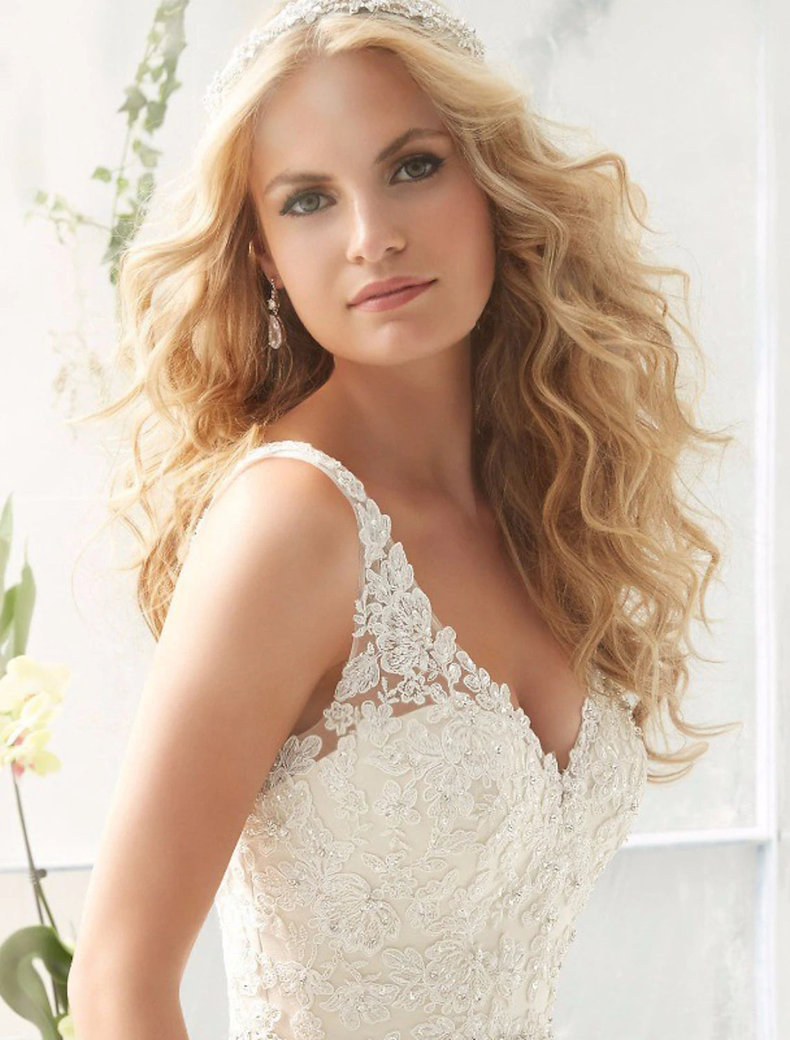 wholesale  Engagement Open Back Sexy Formal Wedding Dresses A-Line V Neck Sleeveless Court Train Lace Bridal Gowns