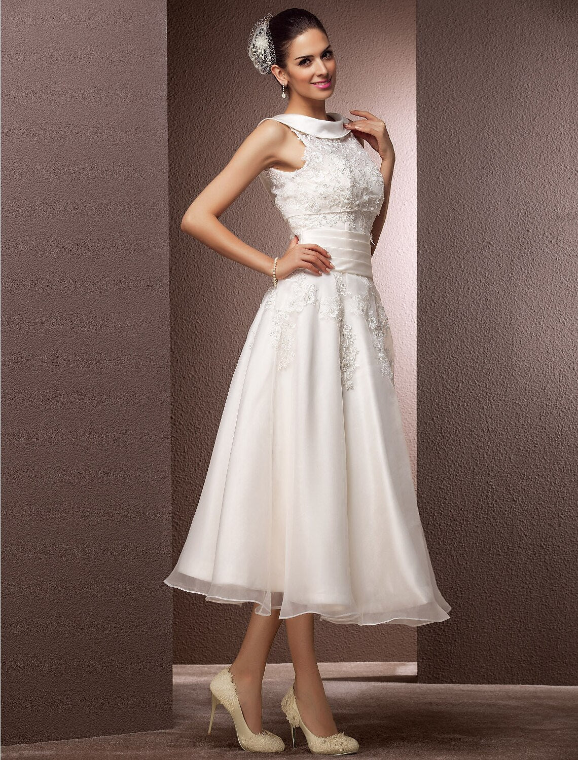 Wholesa Hall Wedding Dresses A-Line Illusion Neck Sleeveless Tea Length Lace Bridal Gowns With Pearl Beading
