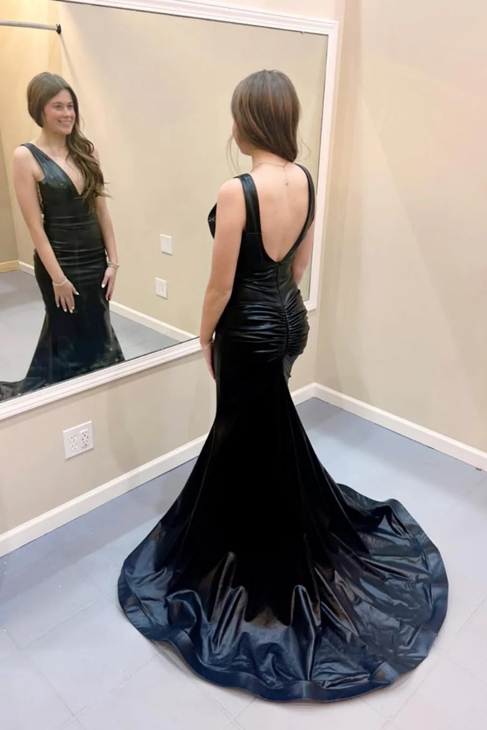 Sleek Fitted Deep V-neck Sleeveless Open Back Mermaid Prom Dress