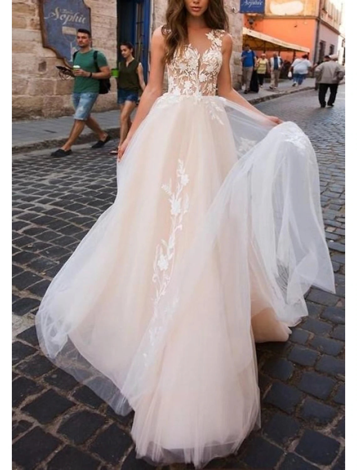 wholesale  Beach Open Back Sexy Wedding Dresses A-Line V Neck Sleeveless Court Train Lace Bridal Gowns With Appliques Summer Fall Wedding Party