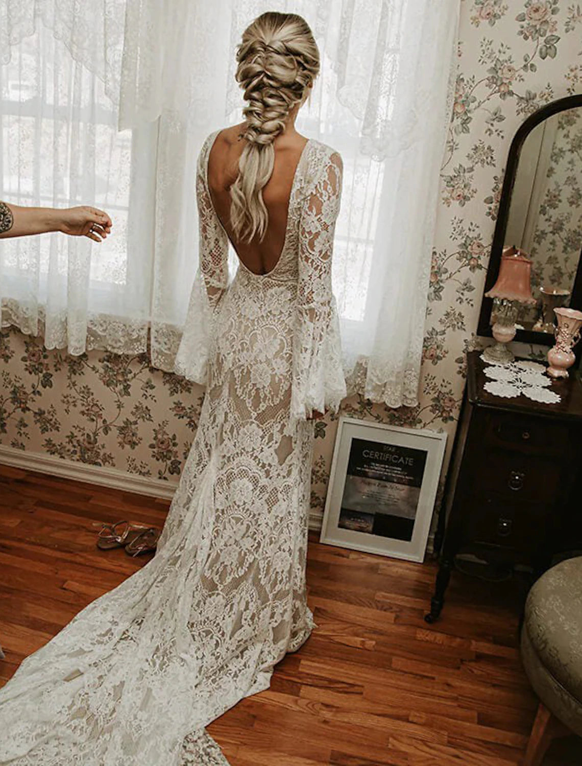 wholesale  Beach Boho Wedding Dresses Mermaid / Trumpet V Neck Long Sleeve Court Train Lace Bridal Gowns With Appliques Solid Color
