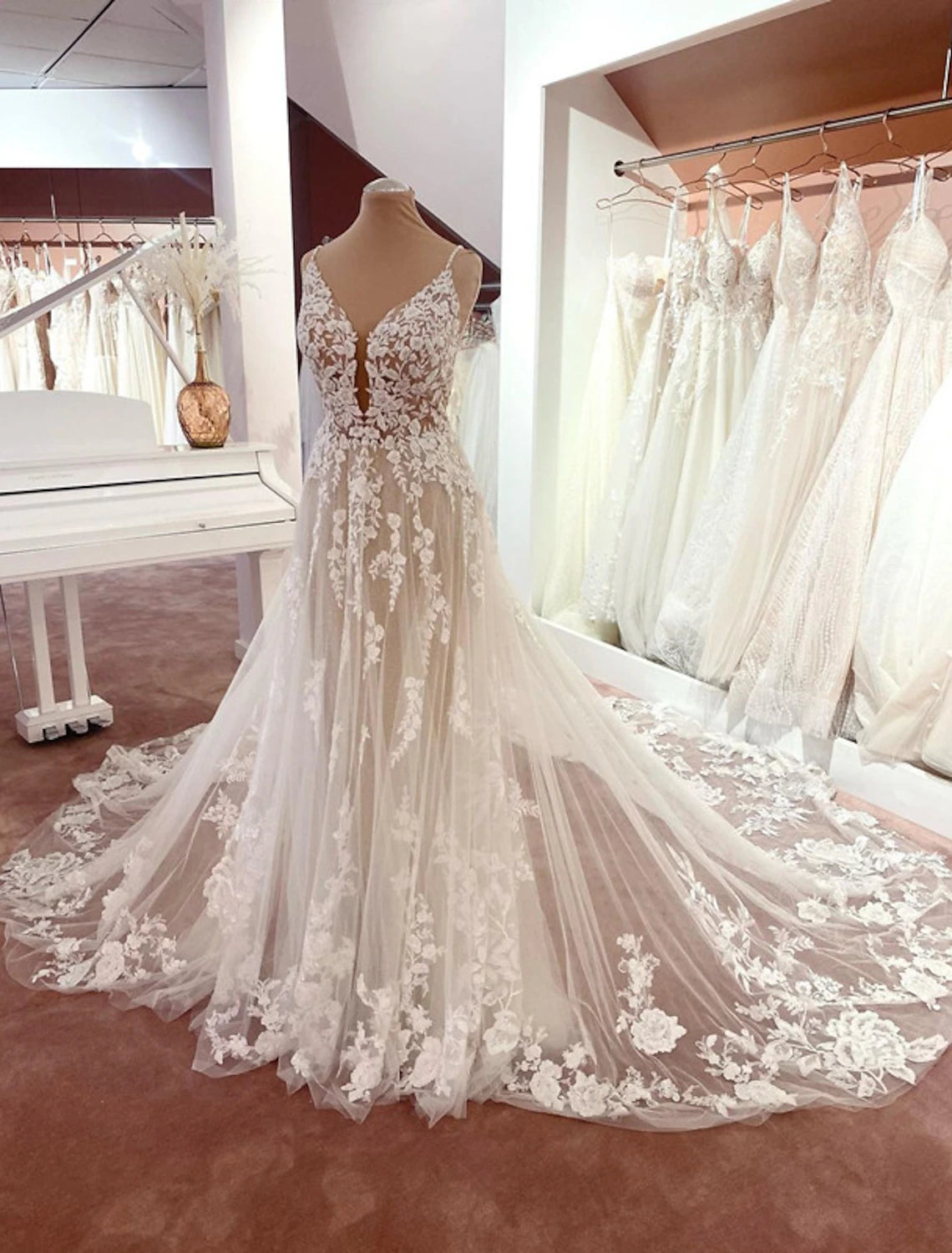 wholesale  Engagement Open Back Formal Wedding Dresses A-Line Camisole V Neck Spaghetti Strap Chapel Train Lace Bridal Gowns With Appliques