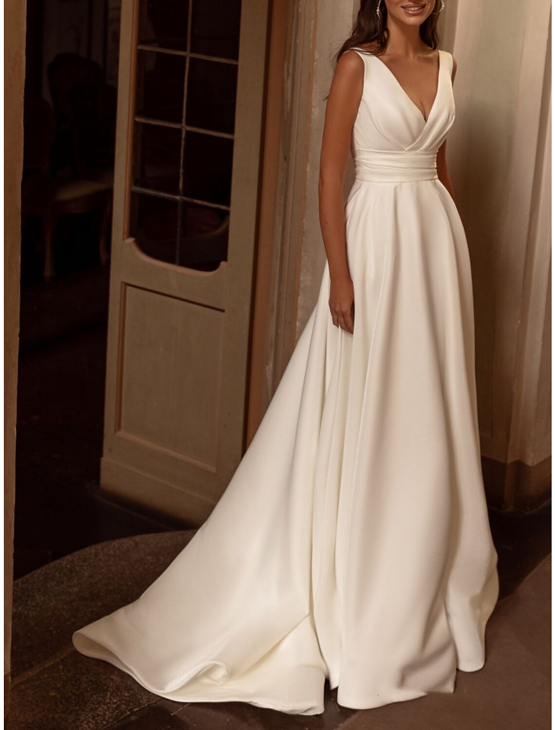 Wholesa Beach Simple Wedding Dresses A-Line V Neck Sleeveless Court Train Satin Bridal Gowns With Pleats Ruched