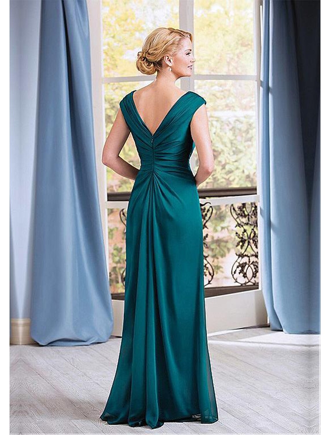 wholesale  A-Line Mother of the Bride Dress Elegant Plunging Neck Floor Length Chiffon Sleeveless with Ruching