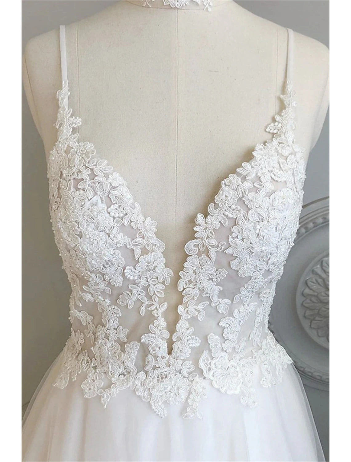 wholesale Beach Wedding Dresses A-Line Sweetheart Camisole Spaghetti Strap Court Train Lace Bridal Gowns With Buttons Appliques