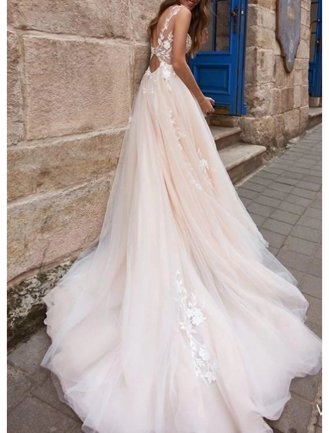 wholesale  Beach Open Back Sexy Wedding Dresses A-Line V Neck Sleeveless Court Train Lace Bridal Gowns With Appliques Summer Fall Wedding Party
