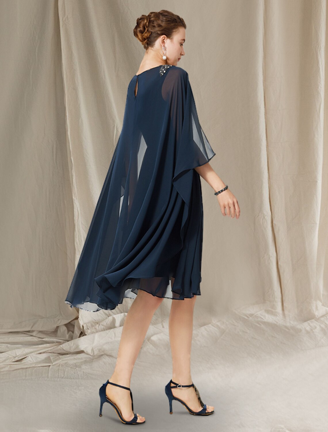 wholesale  A-Line Mother of the Bride Dress Plus Size Elegant V Neck Knee Length Chiffon Short Sleeve with Pleats Beading