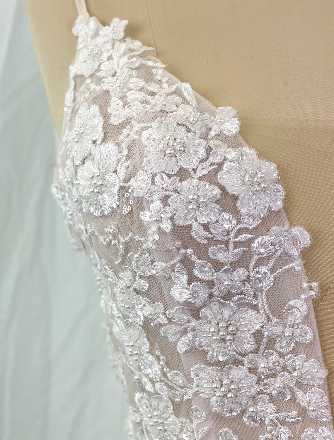 Wholesa Beach Boho Wedding Dresses Sheath / Column Camisole Sleeveless Sweep / Brush Train Sequined Bridal Gowns With Pearls Beading