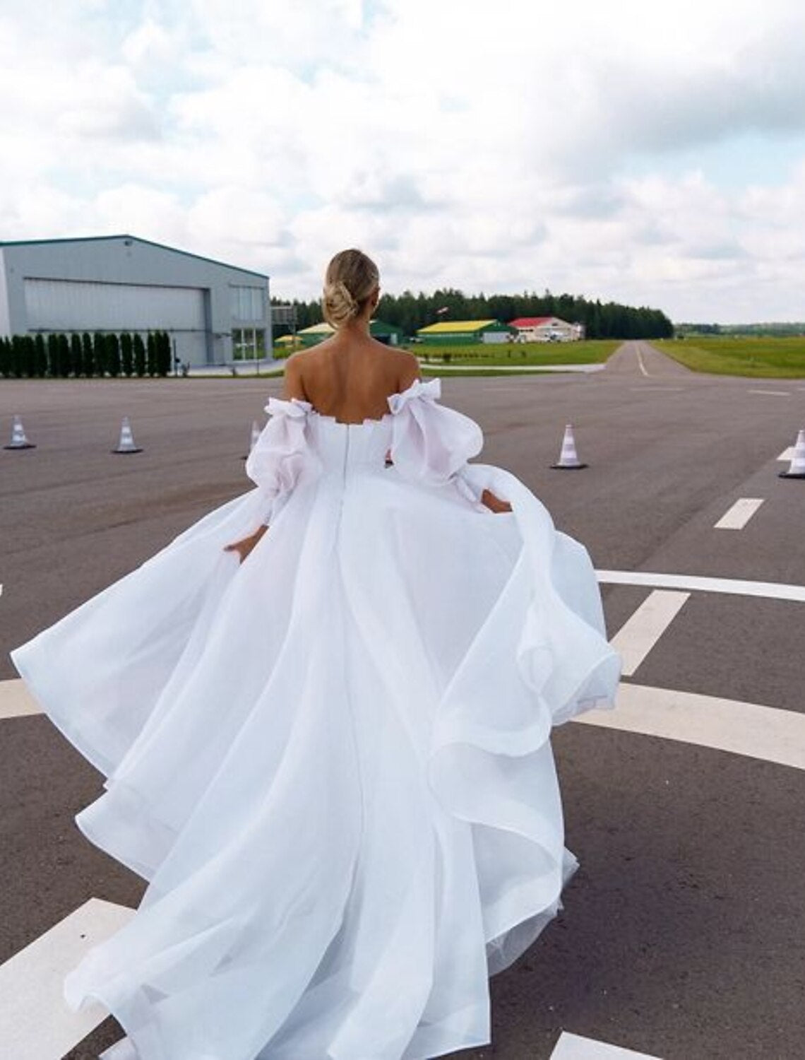 wholesale Beach Casual Wedding Dresses A-Line Off Shoulder Long Sleeve Court Train Organza Bridal Gowns With Solid Color