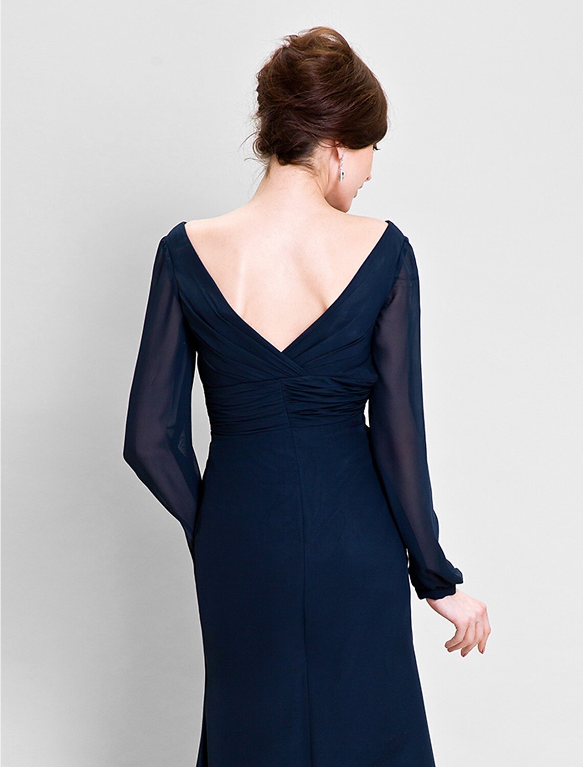 wholesale  Sheath / Column Mother of the Bride Dress Open Back V Neck Floor Length Chiffon Long Sleeve No with Ruched Draping Crystal Brooch