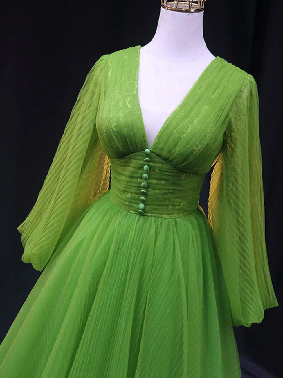 V‑Neck Long‑Sleeve Green Pleated Tulle A‑Line Prom Dress