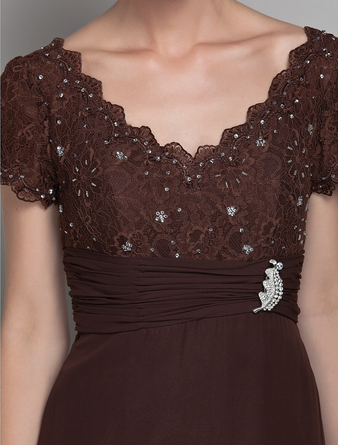 wholesale  Sheath / Column Mother of the Bride Dress Vintage Inspired Scalloped Neckline V Neck Floor Length Chiffon Lace Short Sleeve with Ruched Sequin Crystal Brooch