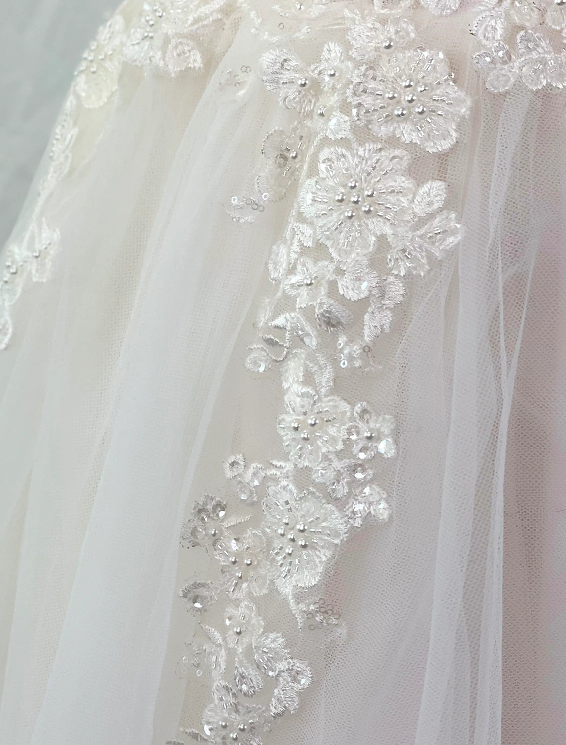 Wholesa Beach Boho Wedding Dresses Sheath / Column Camisole Sleeveless Sweep / Brush Train Sequined Bridal Gowns With Pearls Beading