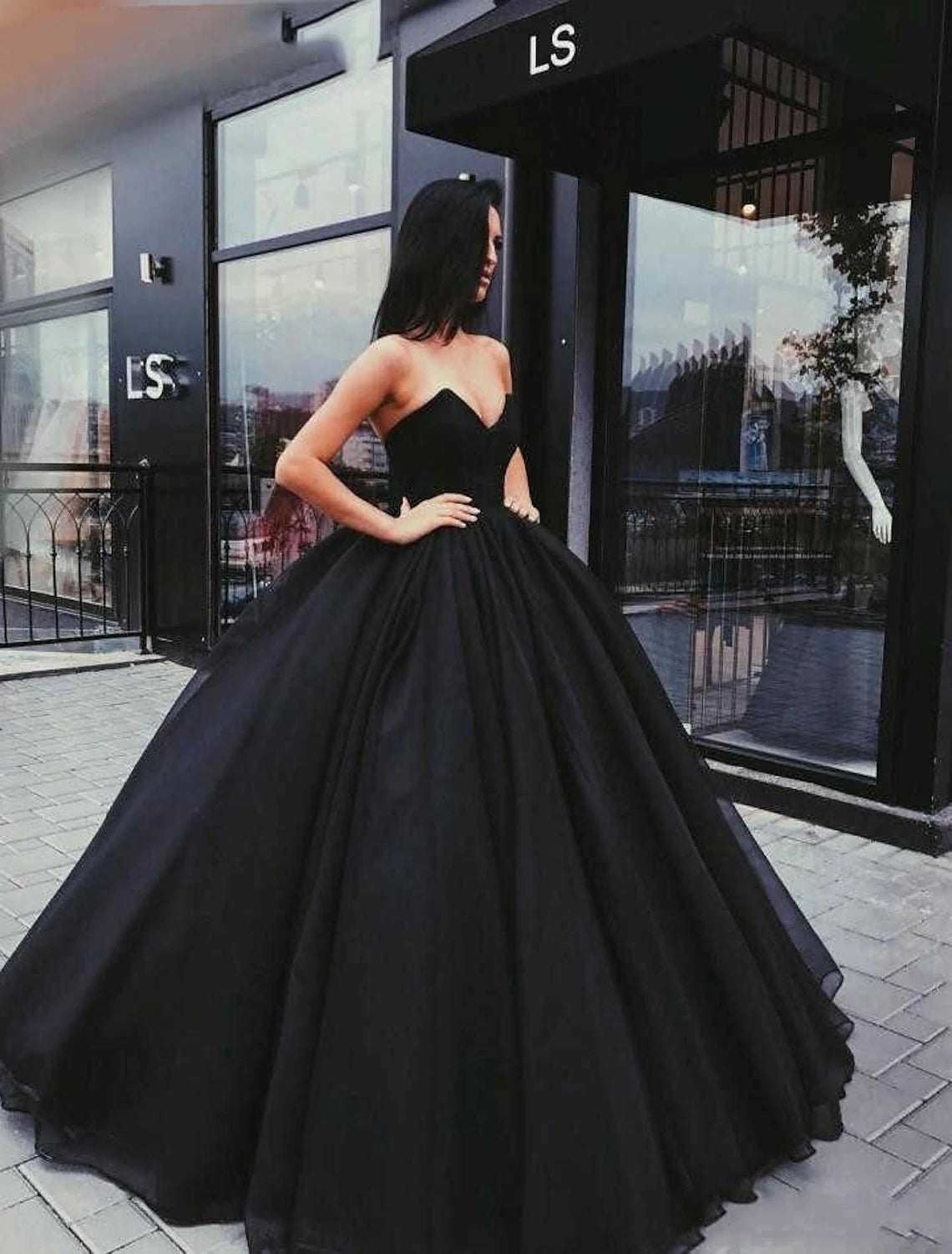 wholesale  Engagement Gothic Black Wedding Dresses Formal Ball Gown Sweetheart Strapless Floor Length Satin Bridal Gowns With Draping 2023 Summer Fall Halloween Wedding Party