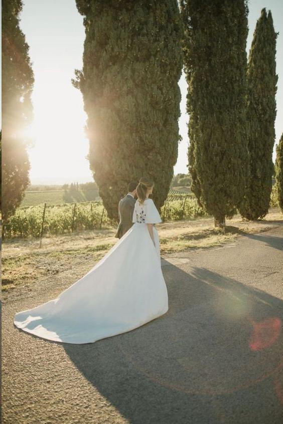 Wholesa Embroidery Romantic Half Sleeve Bridal Gown Wedding Dresses
