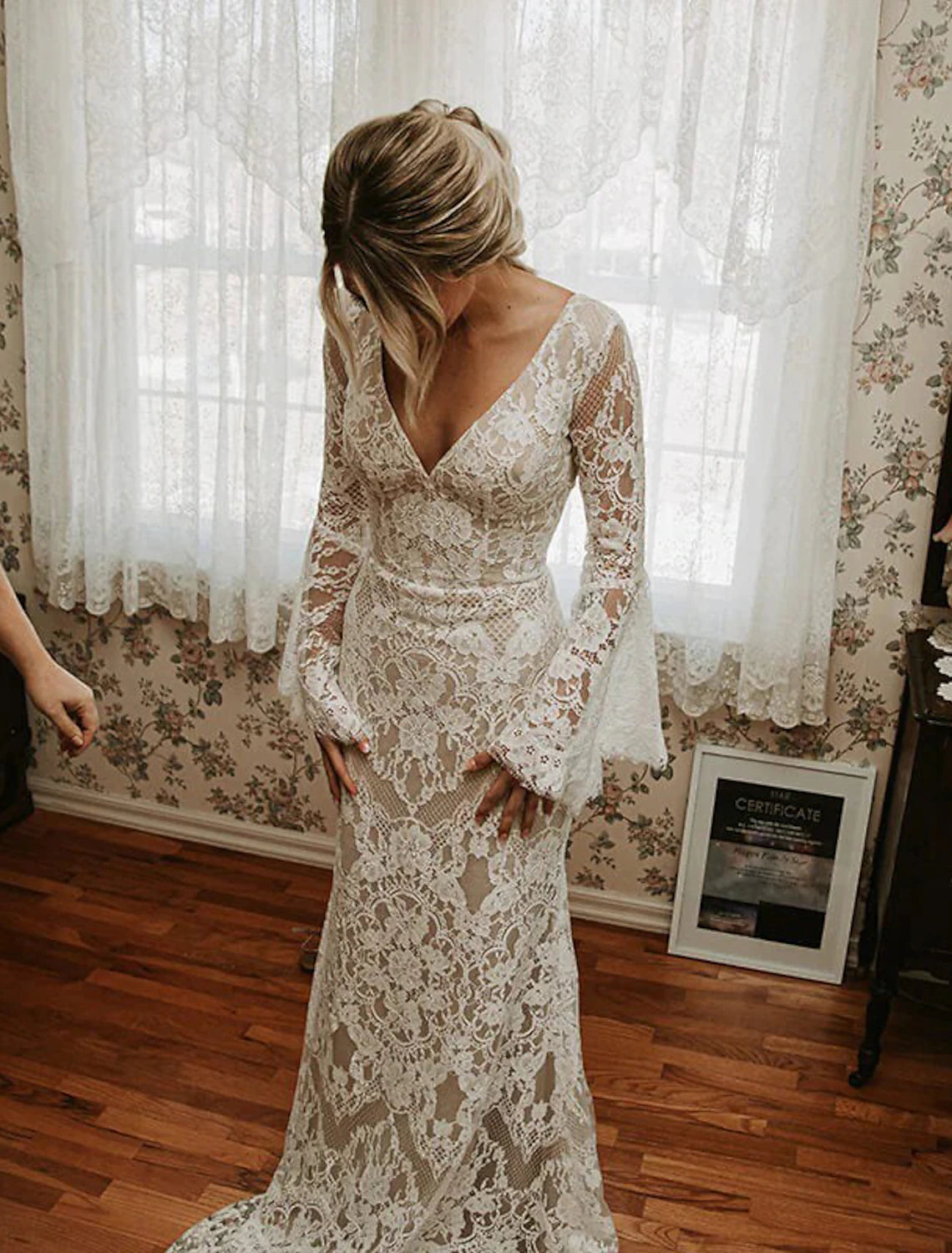 wholesale  Beach Boho Wedding Dresses Mermaid / Trumpet V Neck Long Sleeve Court Train Lace Bridal Gowns With Appliques Solid Color