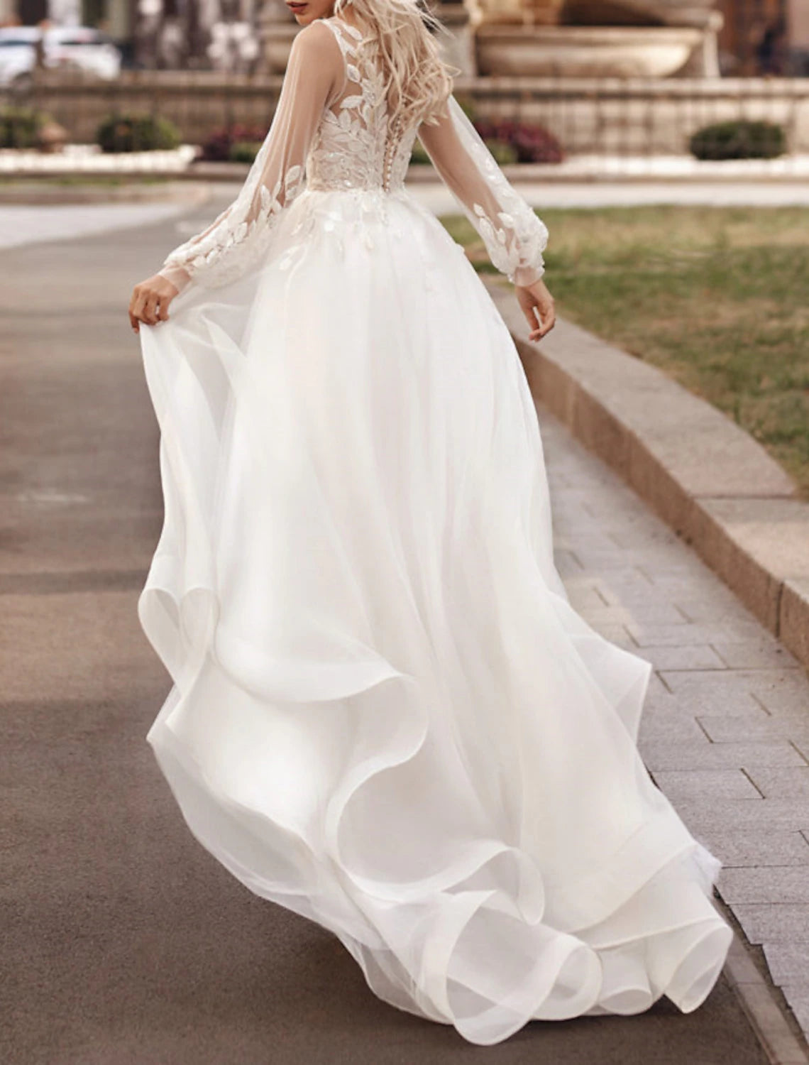 Wholesa  Beach Boho Wedding Dresses A-Line V Neck Long Sleeve Court Train Lace Bridal Gowns With Appliques Solid Color