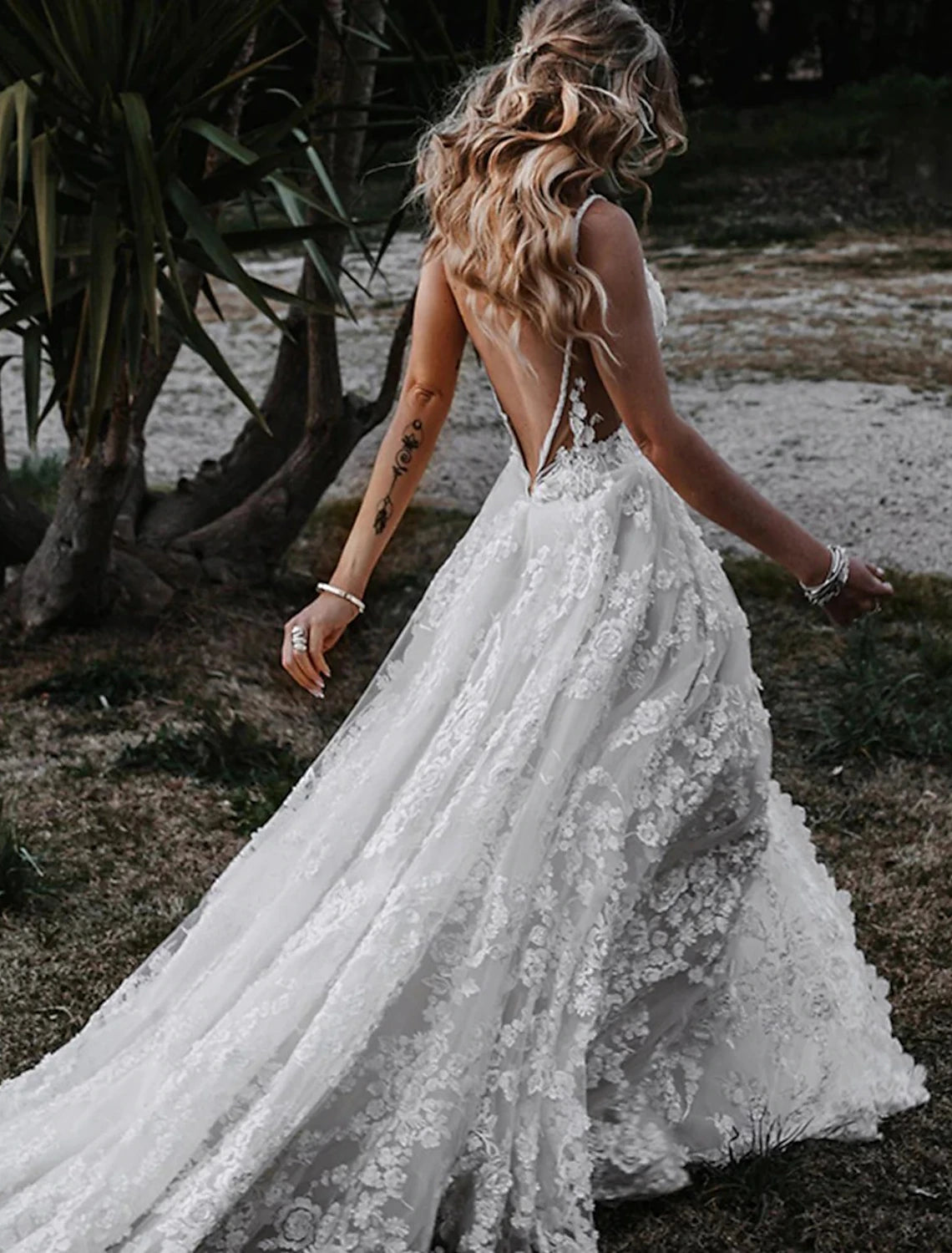 wholesale   Beach Sexy Boho Wedding Dresses A-Line Sweetheart Camisole Spaghetti Strap Court Train Lace Outdoor Bridal Gowns With Appliques Split Front