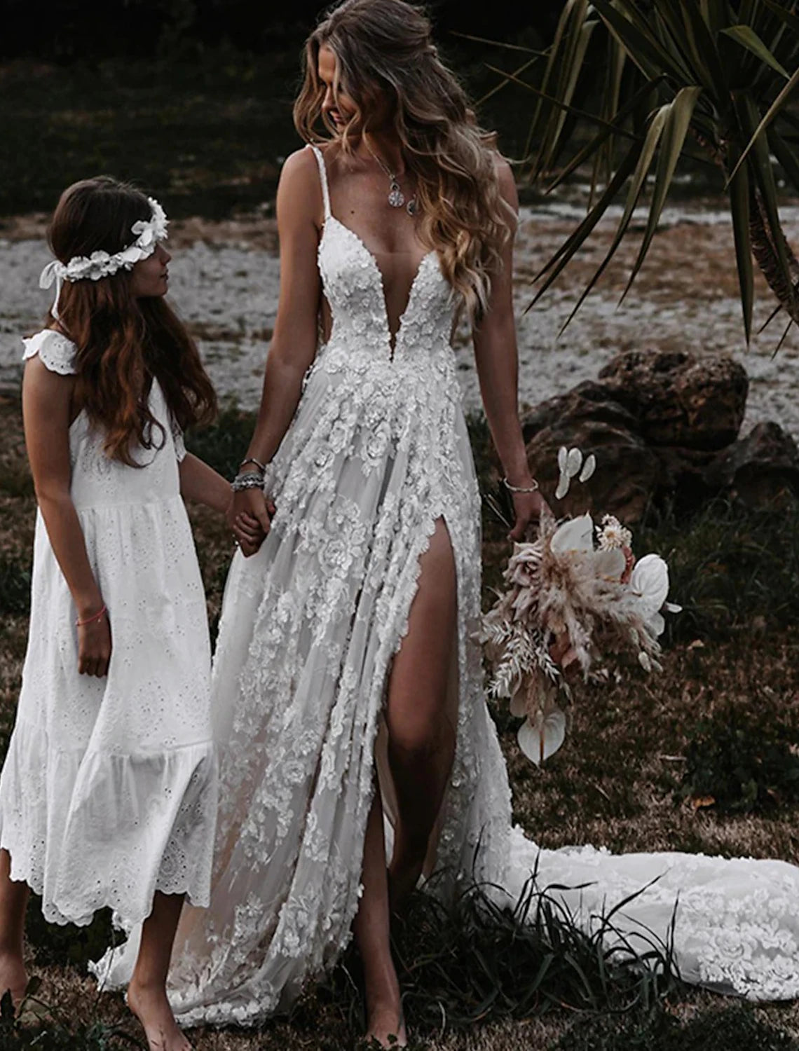wholesale   Beach Sexy Boho Wedding Dresses A-Line Sweetheart Camisole Spaghetti Strap Court Train Lace Outdoor Bridal Gowns With Appliques Split Front
