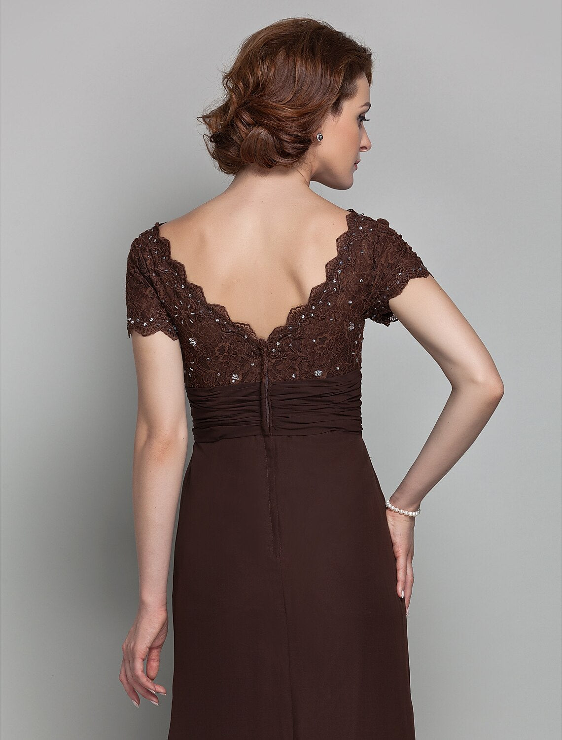 wholesale  Sheath / Column Mother of the Bride Dress Vintage Inspired Scalloped Neckline V Neck Floor Length Chiffon Lace Short Sleeve with Ruched Sequin Crystal Brooch